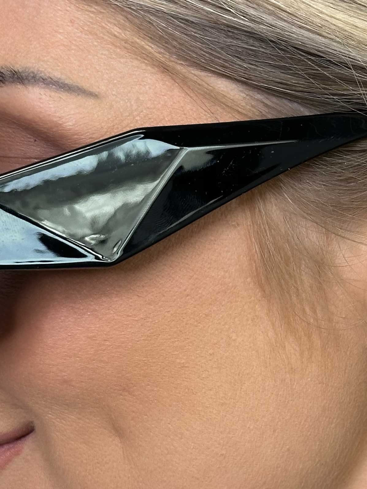 Sarah - Smala solglasögon med bred båge